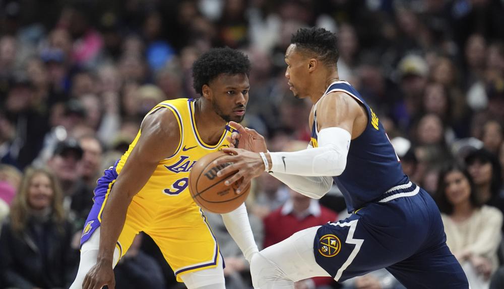 樊振东被央视催婚，球迷期待他早日成家，关注其感情与职业发展。