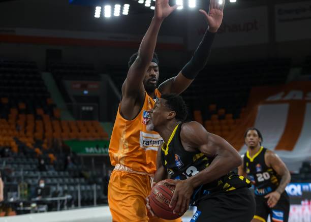 他们通过不 他们通过不