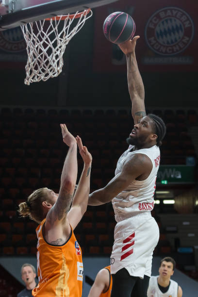 体育中超：青岛西海岸俱乐部发布里亚斯科斯 比乌奎尔伤情通报